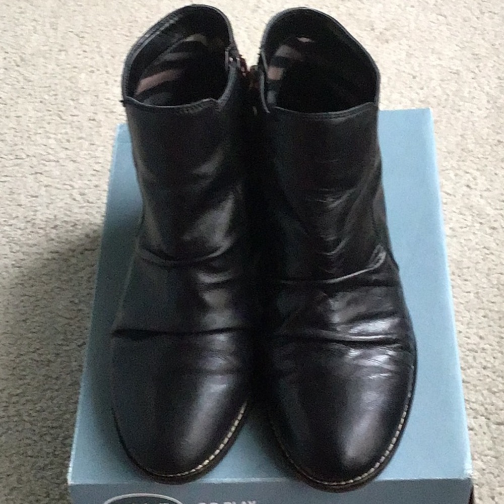 DR. SCHOLLS  BLACK LEATHER BOOTIES